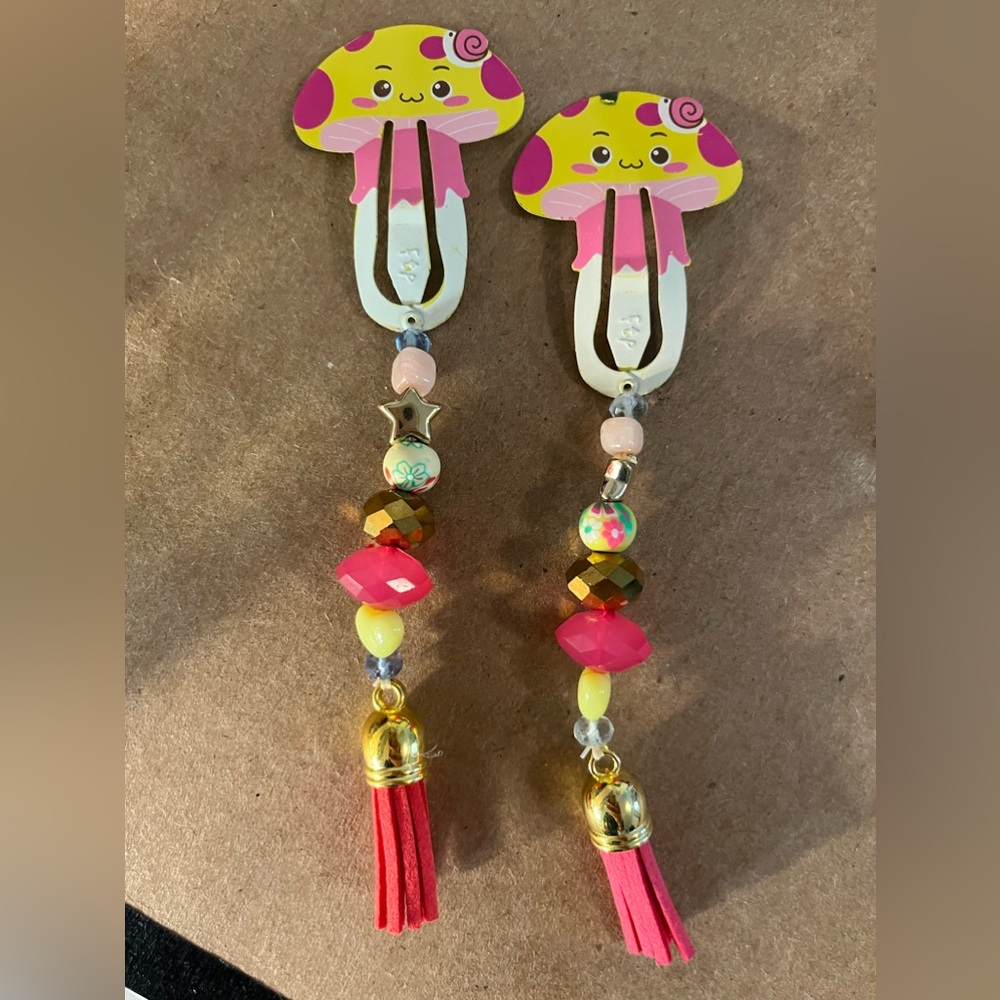 2 mushroom dangle snap barrettes
